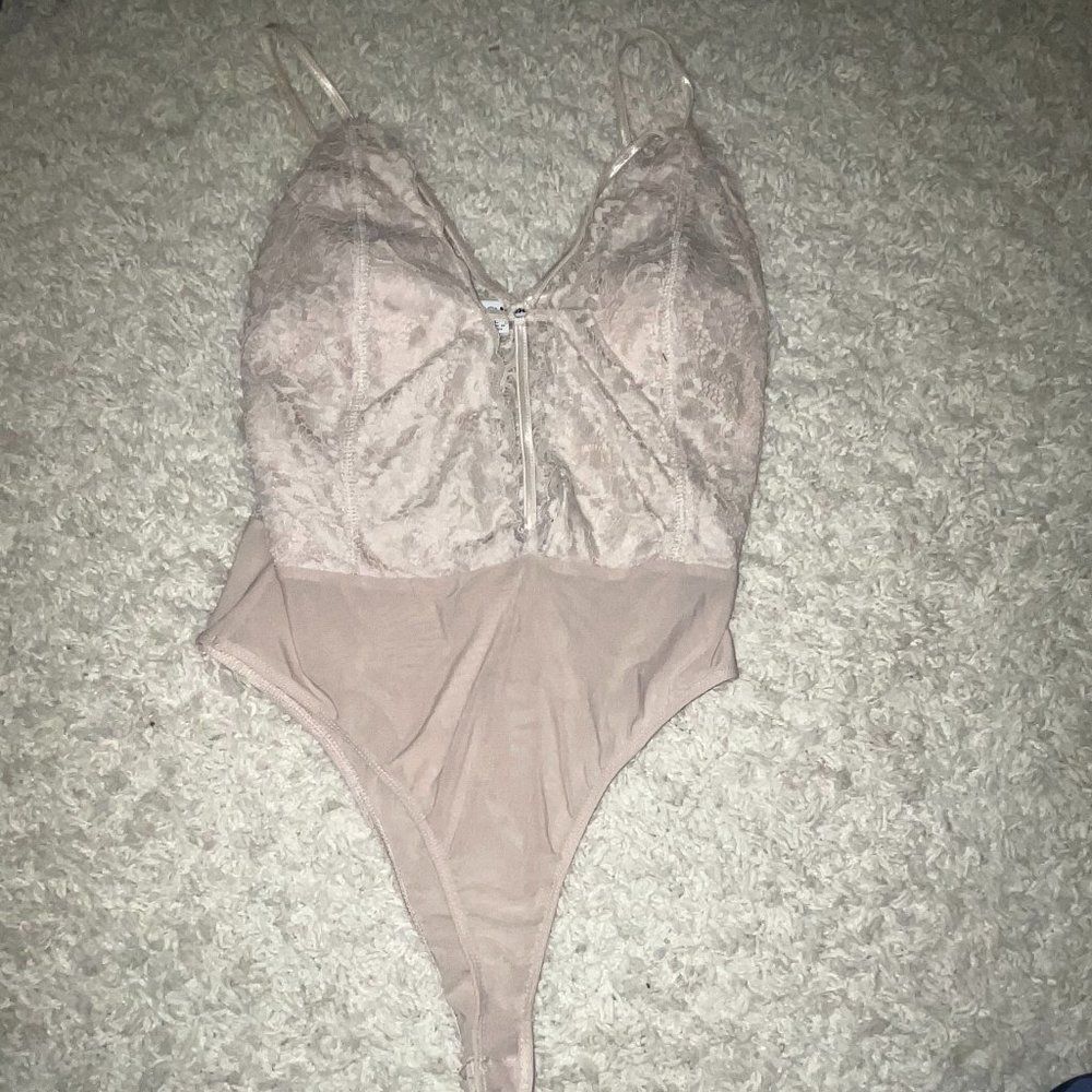 Fashion Nova Lace cream body suit L